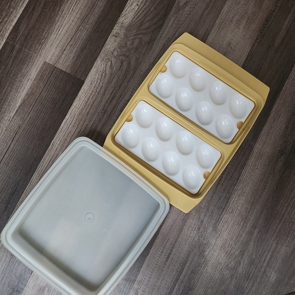 Tupperware Deviled Egg Keeper Carrier 723-4 Harvest Gold 4 piece set Vin… - Picture 1 of 4